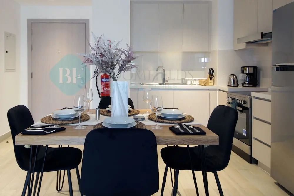 Stunning canal view apartment Yas island
