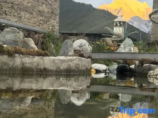 Yading Zhaxi Kongshu Tibetan Culture Theme Hotel