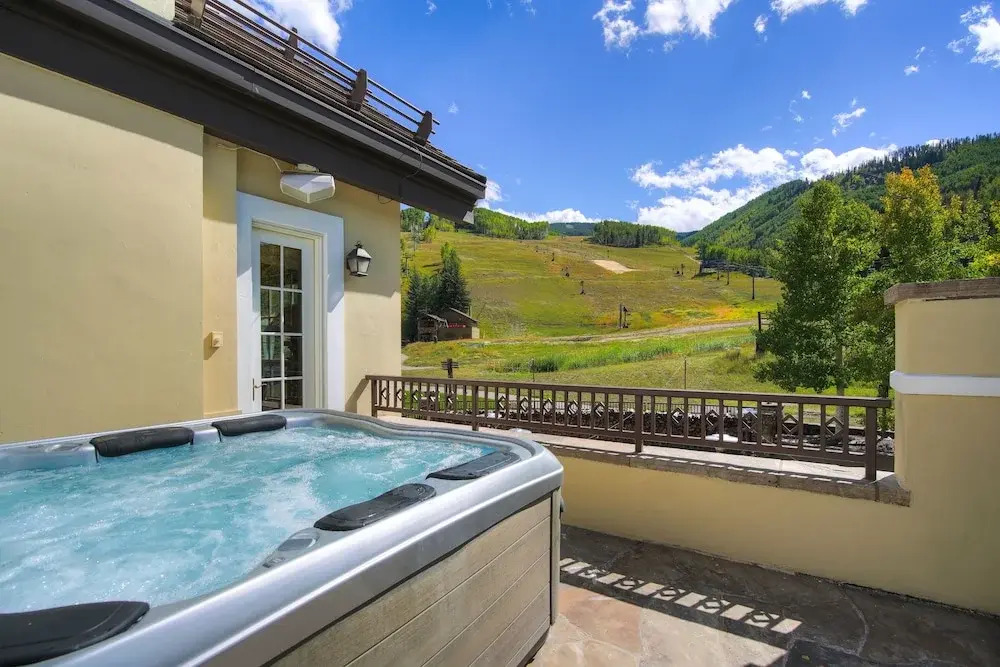 Golden Peak Luxury 4 BR Penthouse - Ski-in/out by RedAwning
