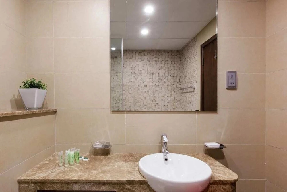 Comfy Trendy Apartment Steps Away From the Metro