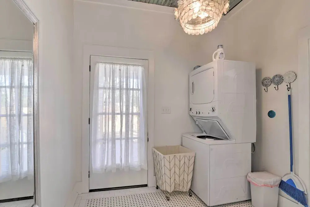 Near Beach & Strand: Bright Cottage in Galveston