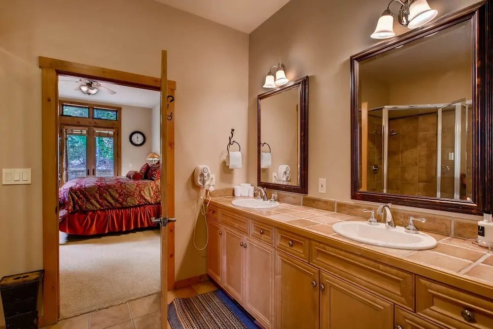 Luxury 3br Ski In-out /firepit, Pool, Sauna 3 Bedroom Condo by RedAwning