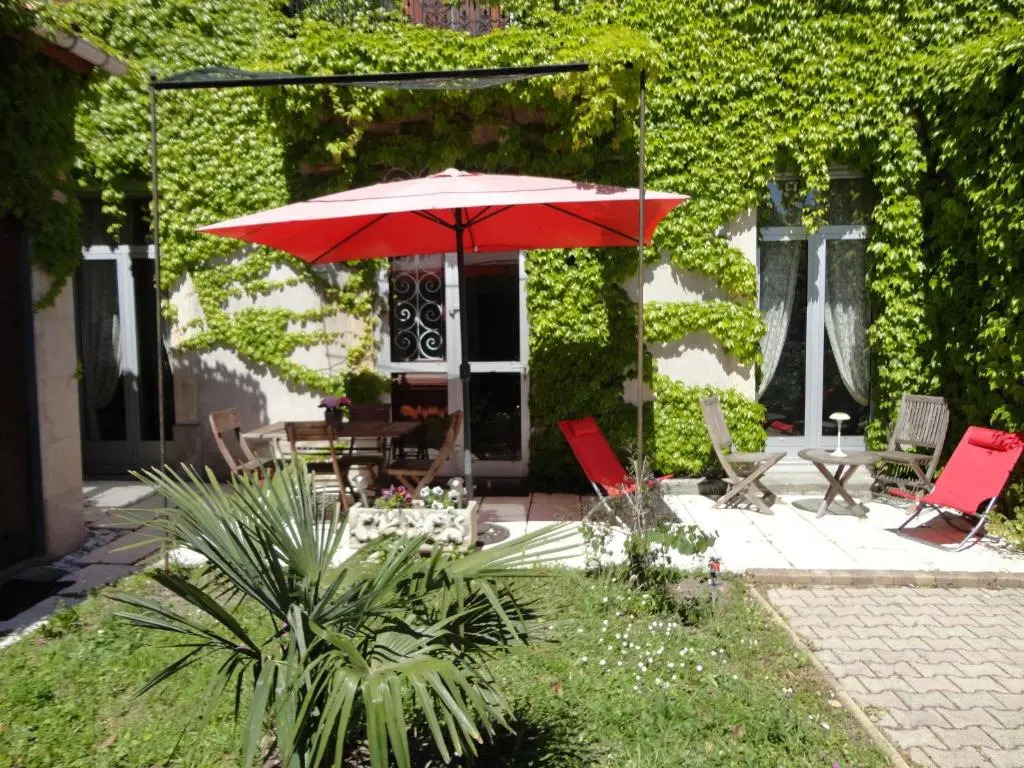 Les Bellevue Cité "4 Apartments, 1 with Garden & Private Parking, Aircon, WiFi, Free Public Car Park, 1 km from Cité"