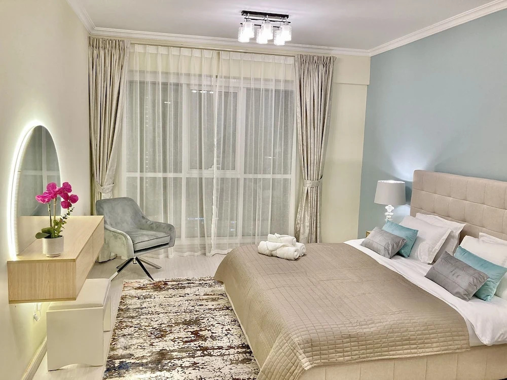 Whitesage - Lakefront Apartment Amidst Parks With Lake Access