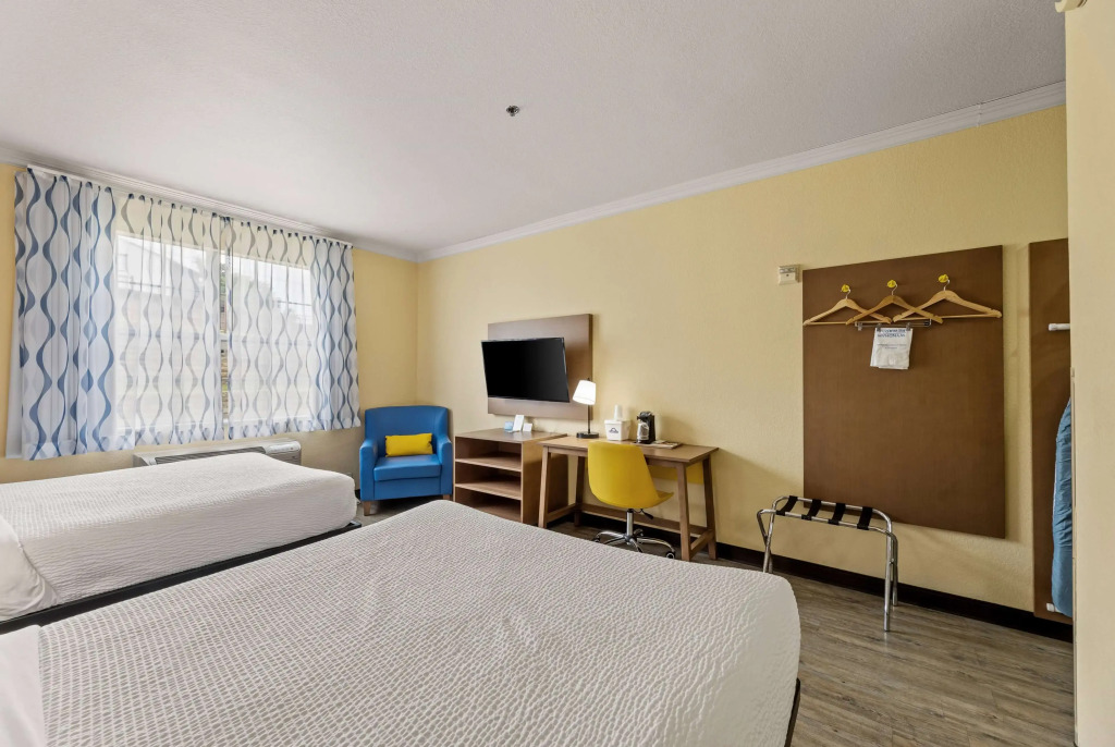 Days Inn & Suites by Wyndham DFW Airport South-Euless