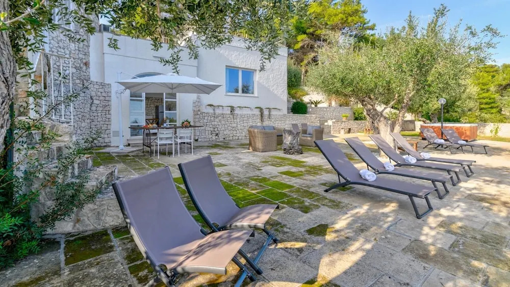 VILLA SOLELUNA 7&1, Emma Villas