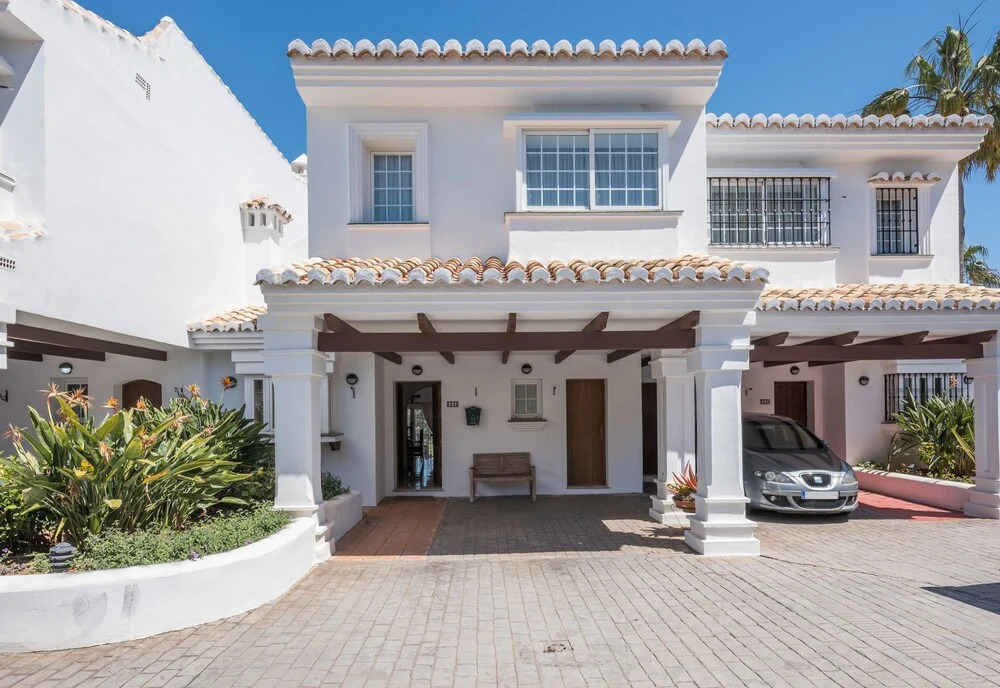 Rincón del Golf - Luxury 3BR Townhouse With Roof Solarium, Terrace, 10 min Walk to the Beach, Wifi
