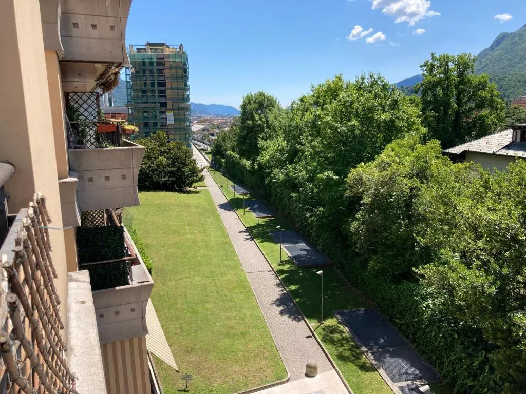 Spacious bright apartment near city center and Como lake with air conditioning