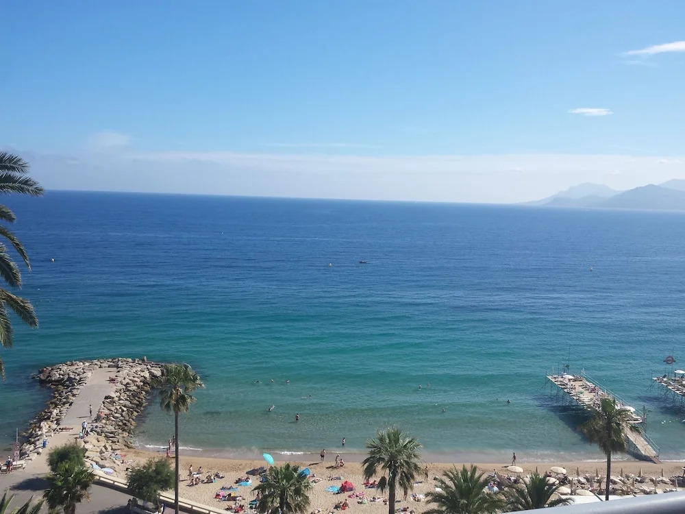 Les Princes Studio facing the sea
