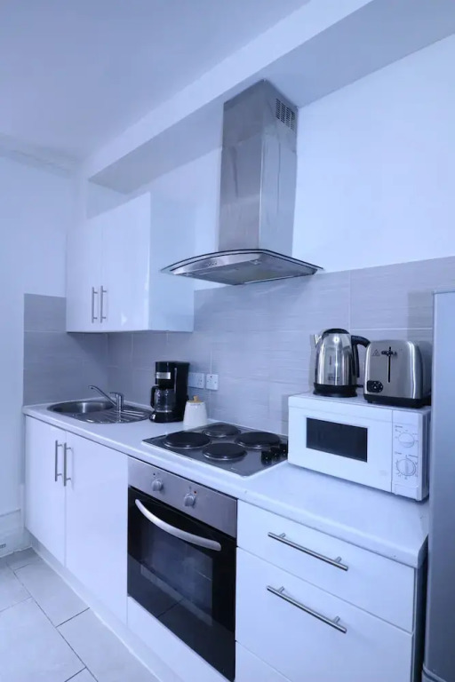 Lovely & Spacious 2 Bedroom APR Queensway