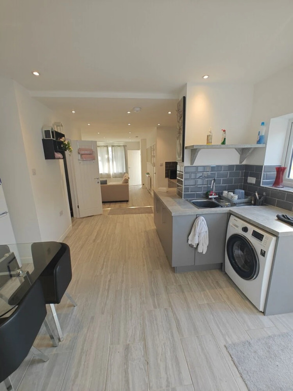 4-bed House in Southampton Ideal For Contractors