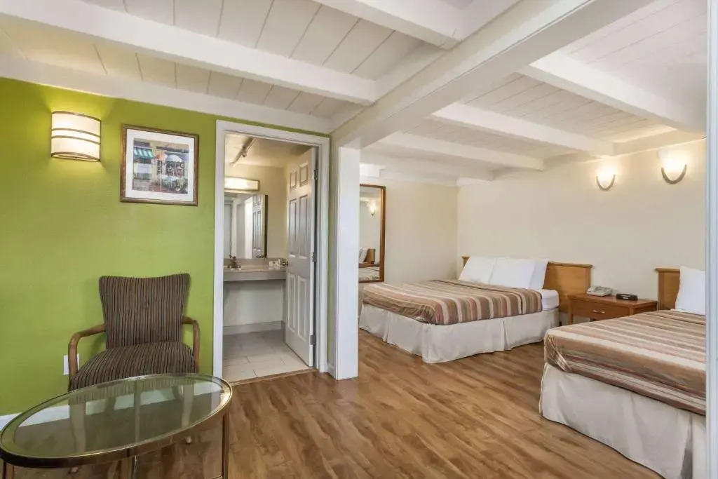 Econo Lodge Inn & Suites