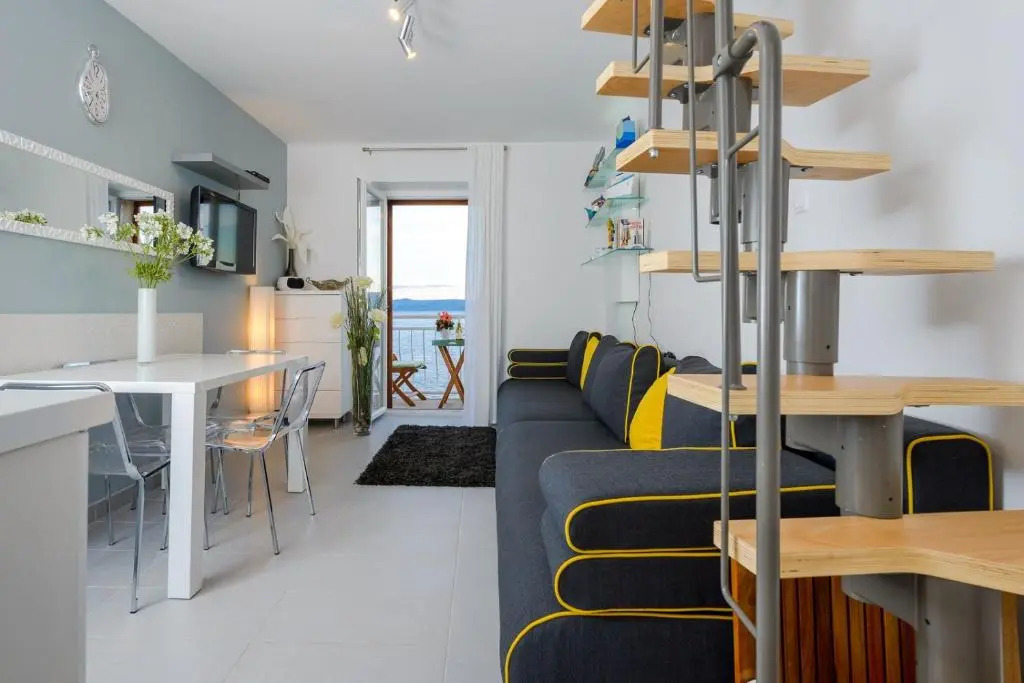 Top Location! Beach & Center Apt 4