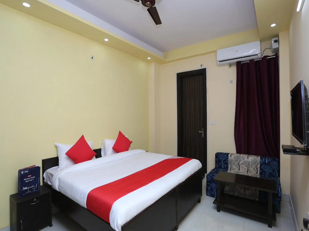 OYO 28172 Hotel Golden Palace