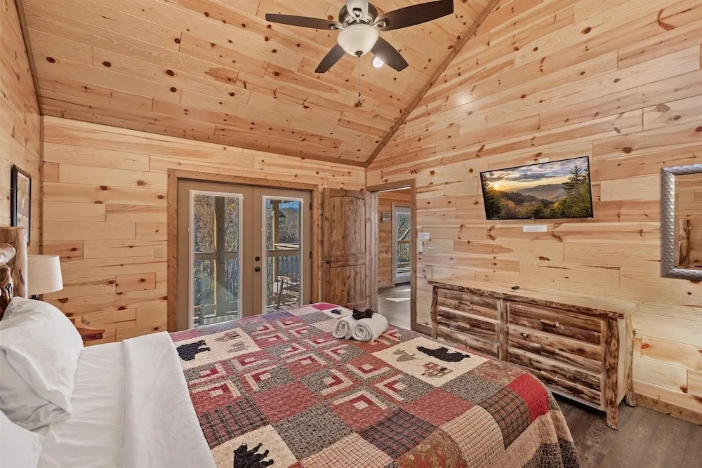 Smokey Treats 5 Bedroom Cabin by RedAwning