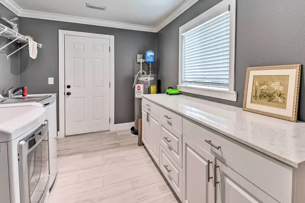3 Mi to Dtwn Bradenton: Home w/ Yard!