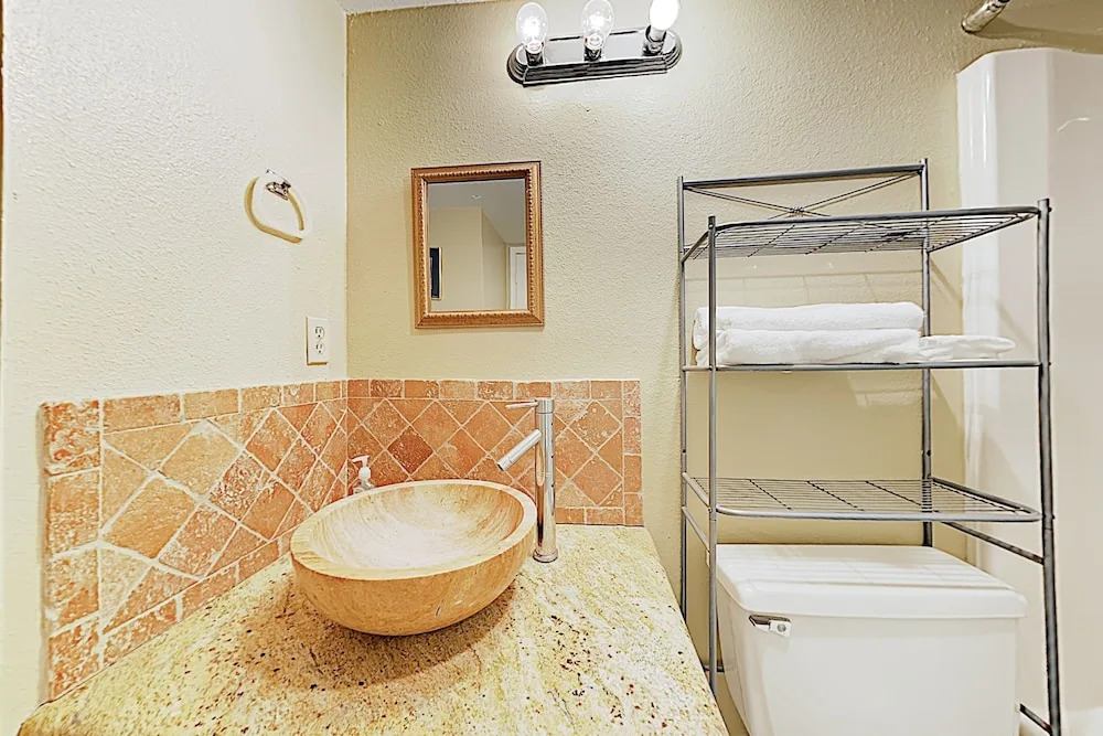 New Listing! Coastal W/ Pool - Walk To Beach 2 Bedroom Condo