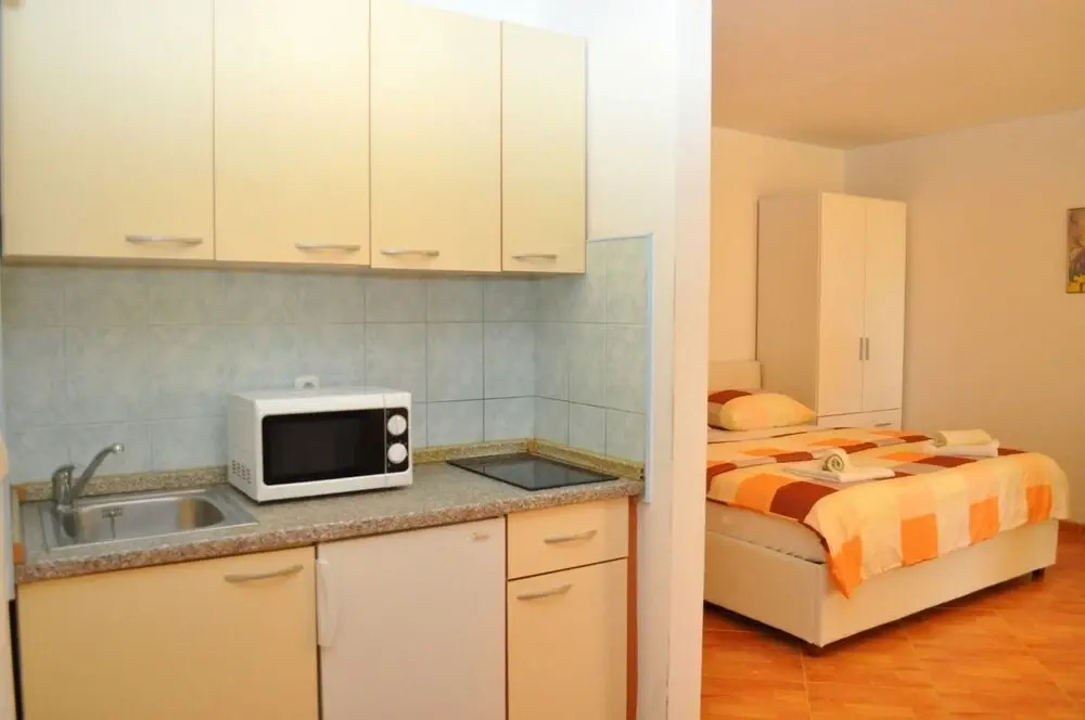 Ivi - big Parking and Courtyard - SA3