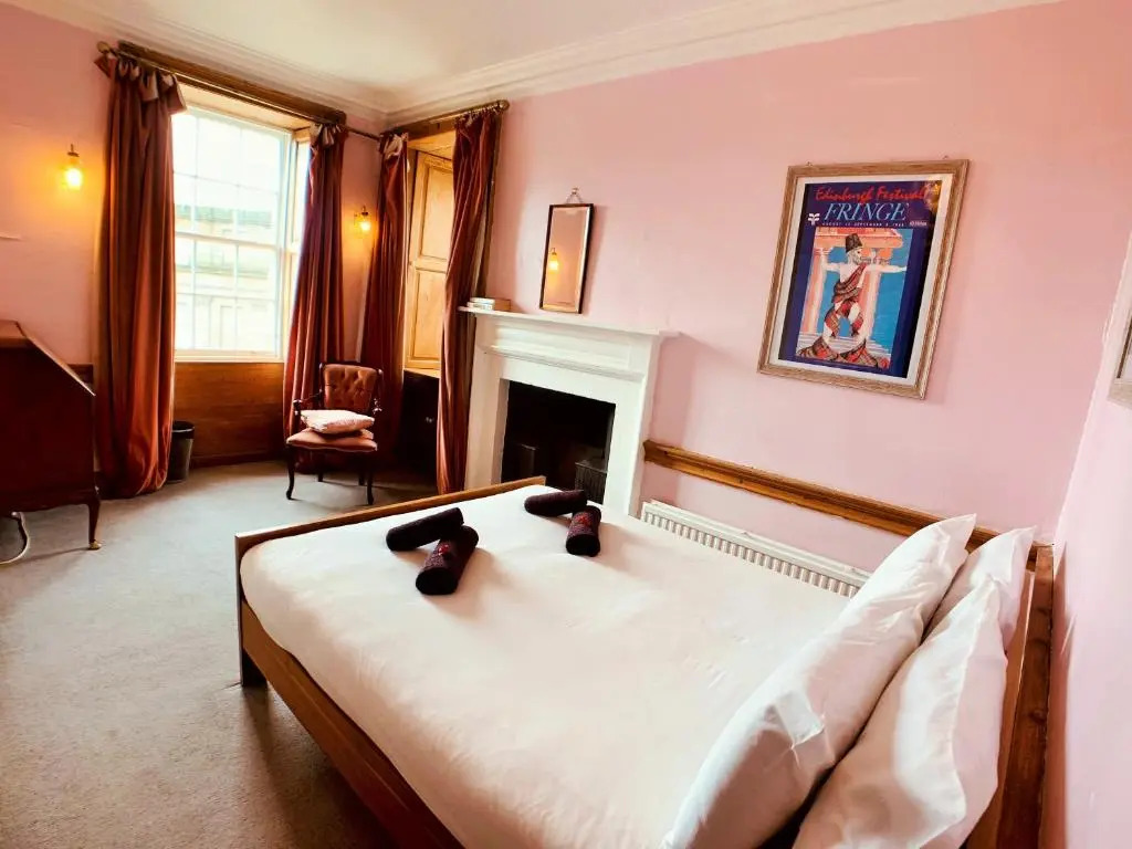 F2 Charming City Centre Apartment full of Character