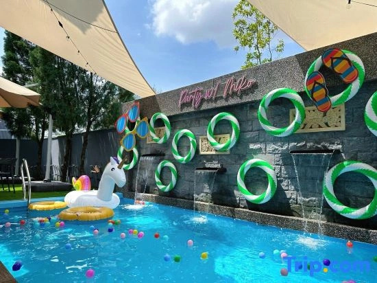 Private Pool Modern Holiday Home @ Mount Austin JB