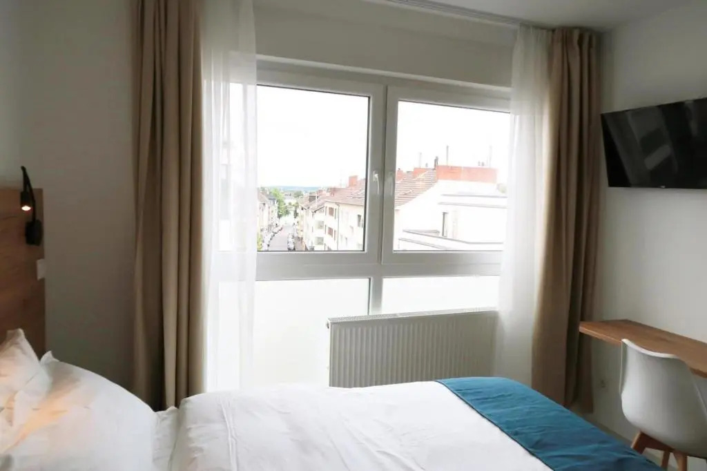 Hotel 83