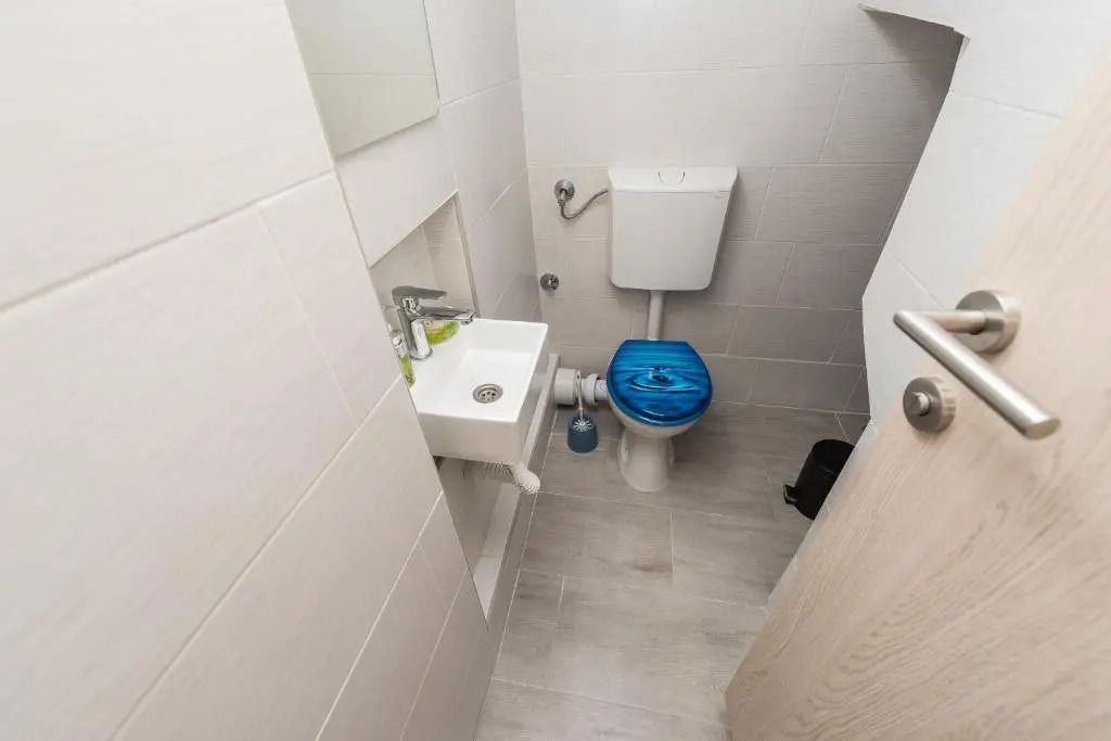 Balen city central house for 8