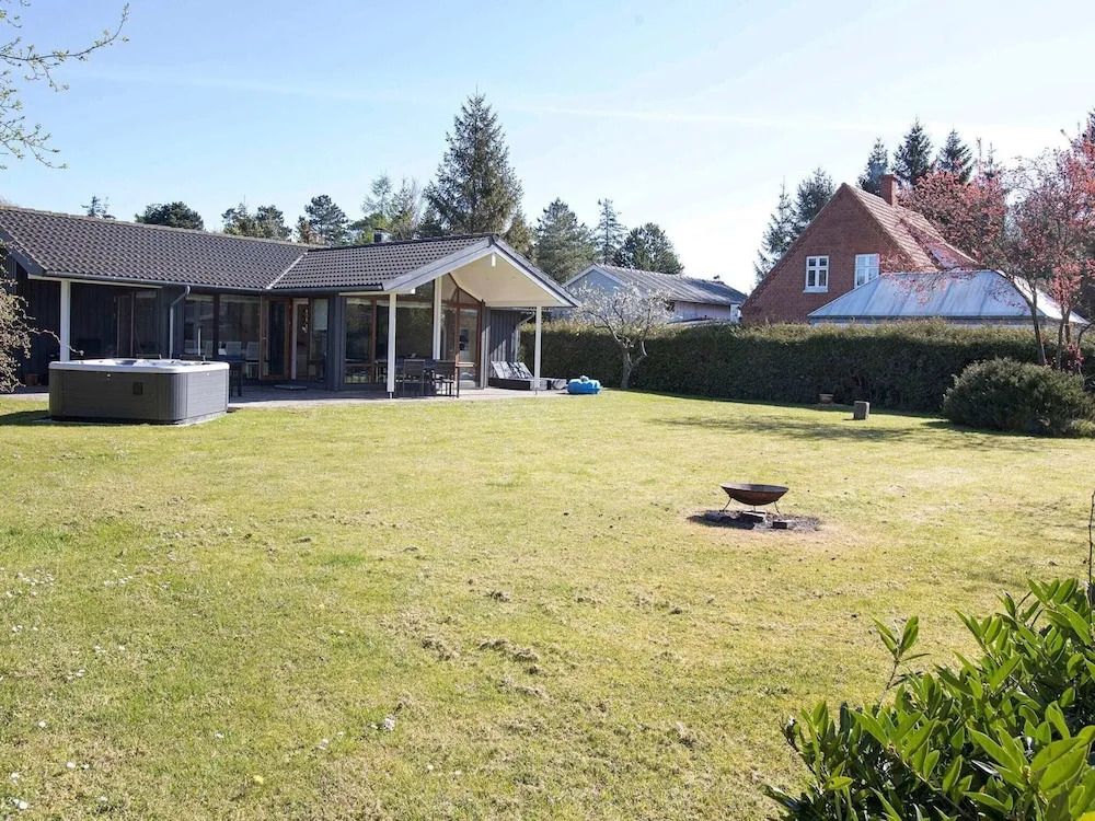 Three-Bedroom Holiday Home In Vaggerlose
