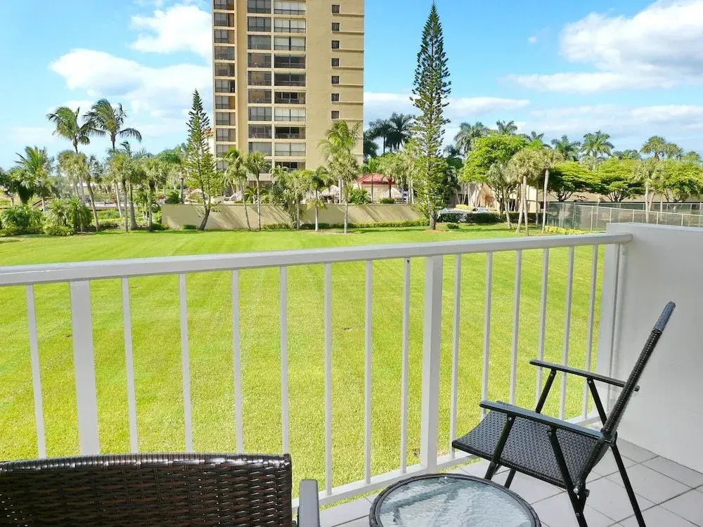 Cozy Beachfront Condo With Pool and Tennis Courts