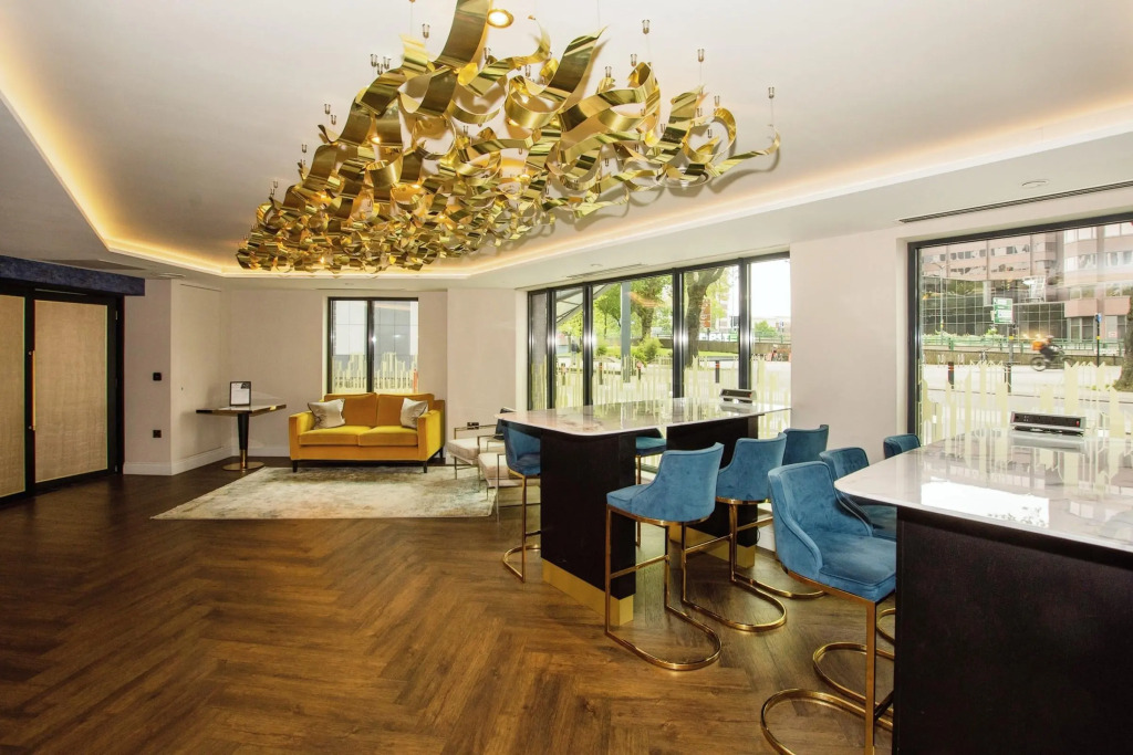 Sleek 6-Guest Apt at St  Martin s  Bham