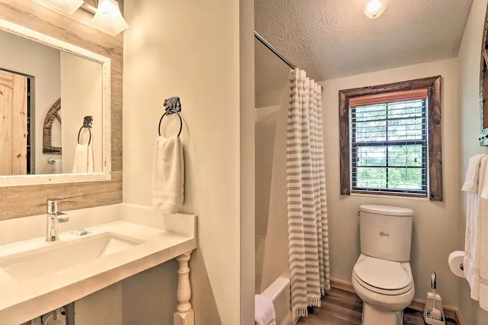 Mtn-view Cabin w/ Hot Tub in Sevierville!