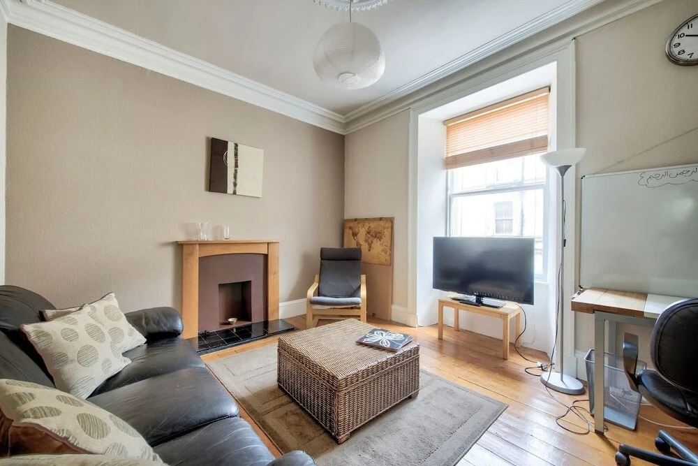 Cosy 2BR Flat Near King's Theatre