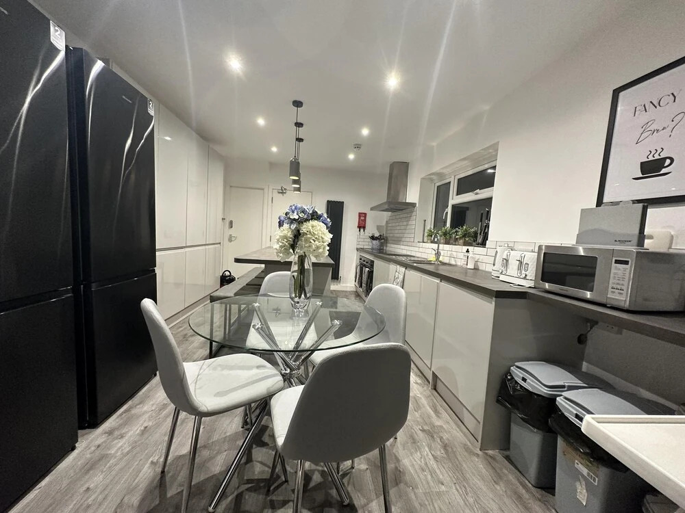 6 Bedroom 5 Shower rm House in Central Nottingham