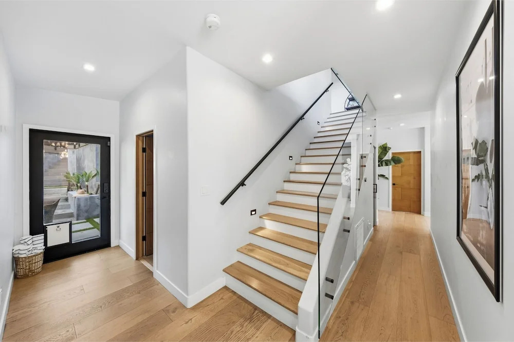Farley Court - Stylish Hillside Residence With Stunning Views