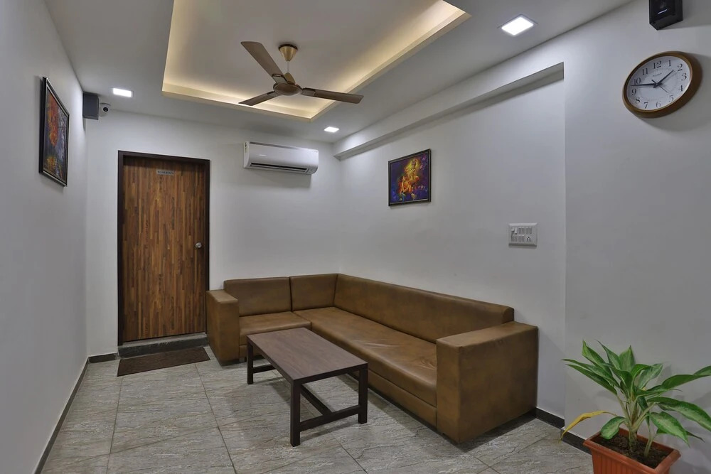 OYO 27930 Hotel Dev Palace
