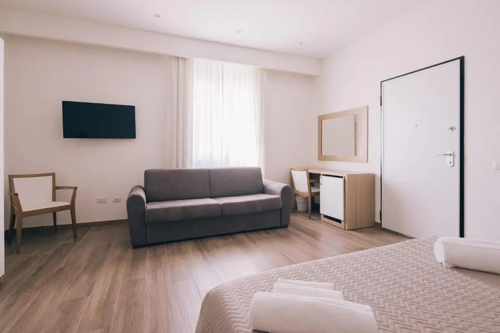 La Promenade Rooms & Suites