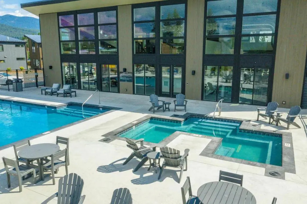 LUX Modern Chalet, Pool & Hot Tub, 10 Mins to the Mountain & Incredible Views