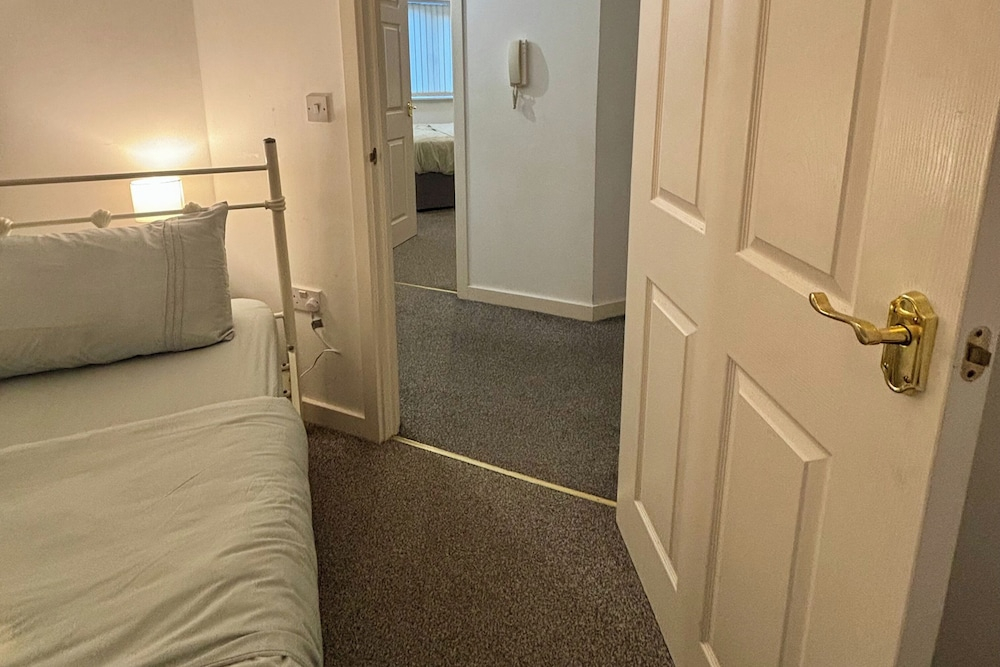 2 Bed Wolverhampton Apartment-sleeps 5