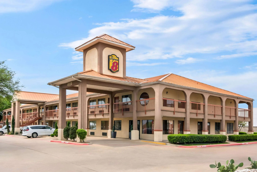 Super 8 by Wyndham Grand Prairie Southwest