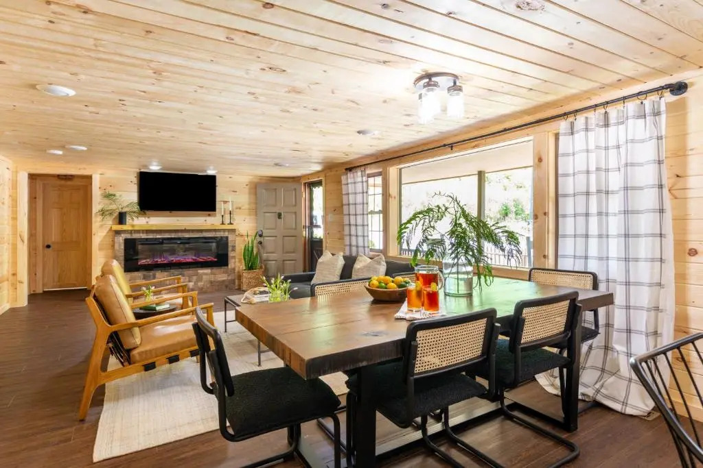 Carter Creek by Avantstay Secluded Yard w/ Creek + Suite