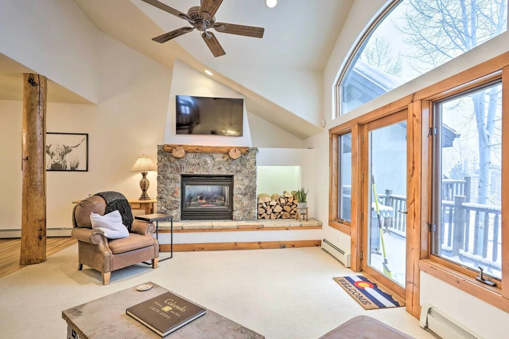 House w/ Hot Tub & AC - Shuttle to Skiing!