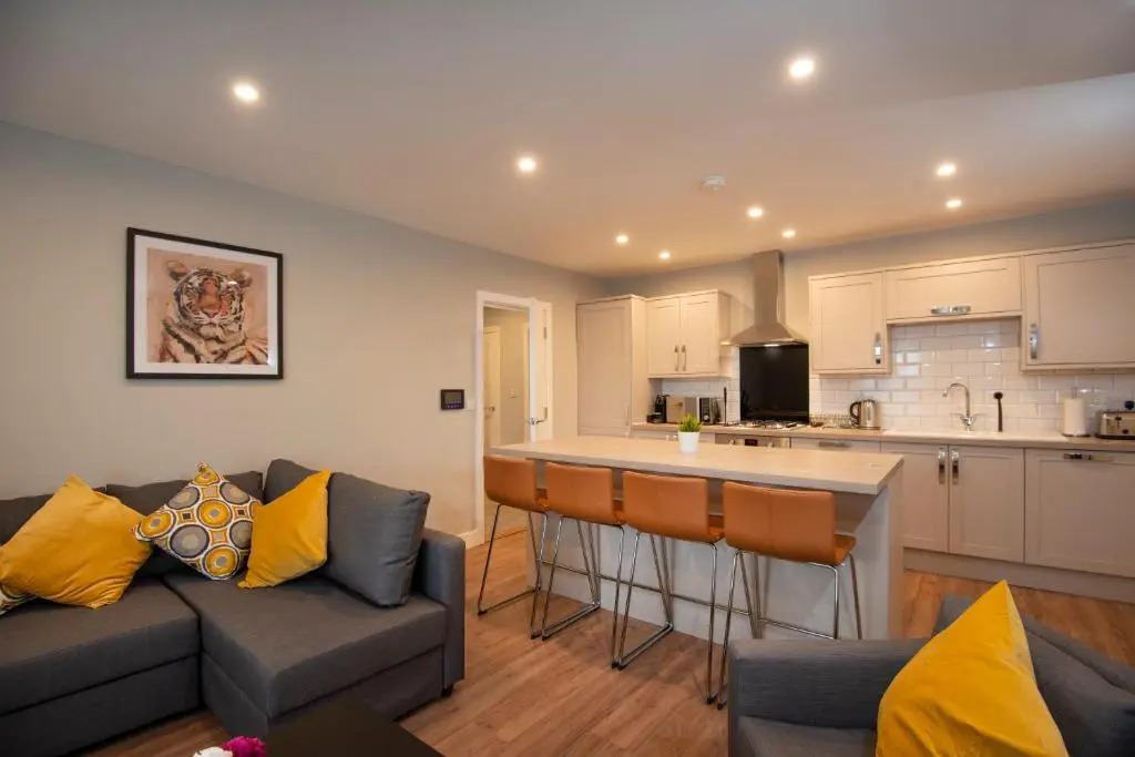 Oliverball Serviced Apartments - Flat D - Modern, top floor, 2 bedroom, 2 bathroom apartment in Central Southsea