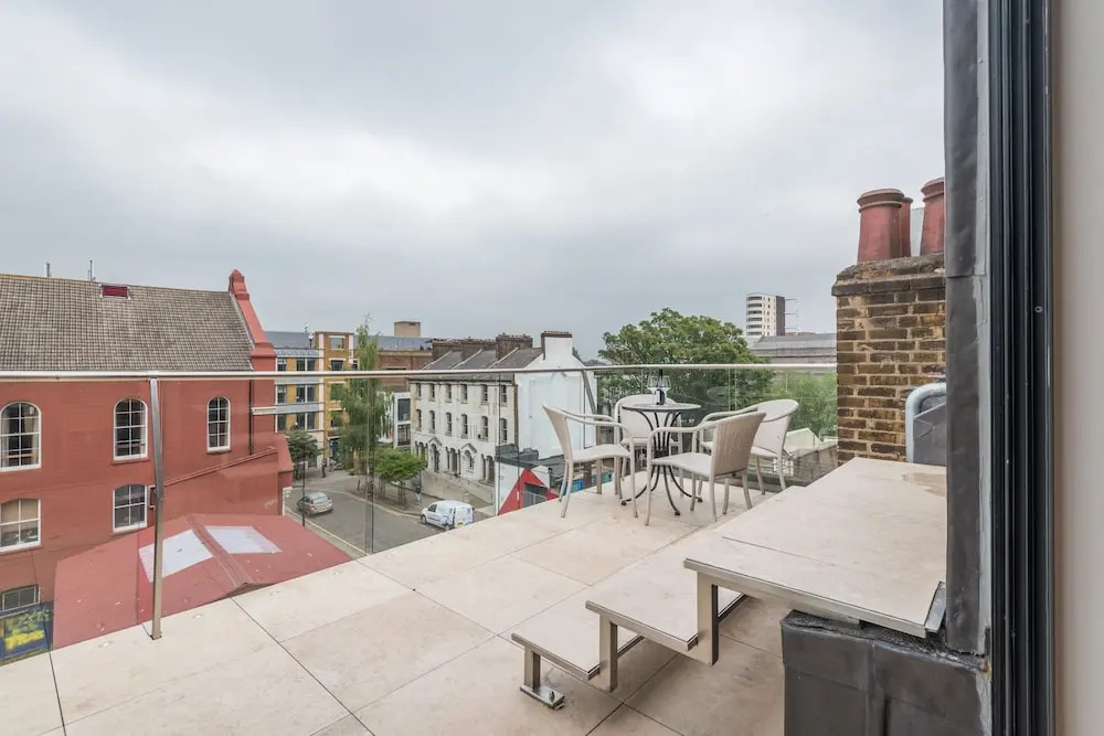 Delightful Dalston Home with Beautiful Balcony