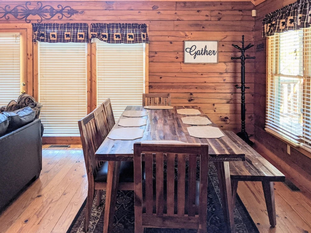 Updated Parkway Retreat W/ Hot Tub & Game Room 3 Bedroom Cabin