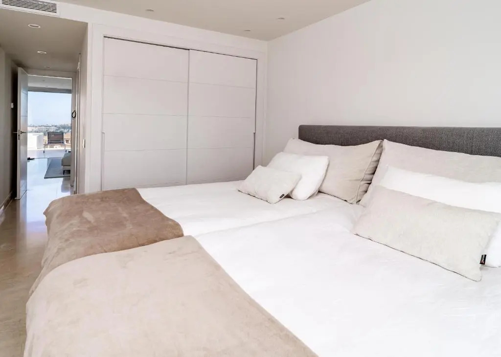 LMR1- Modern penthouse, private pool, families only