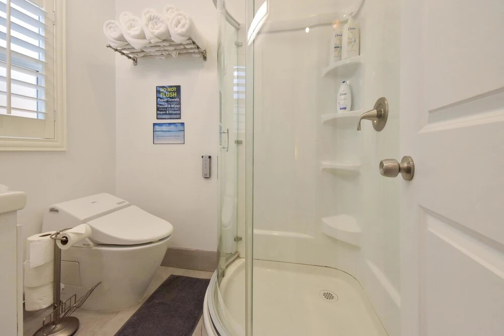 A3 Modern Home Next to Beach Sleeps 4 With AC and Beach Essentials