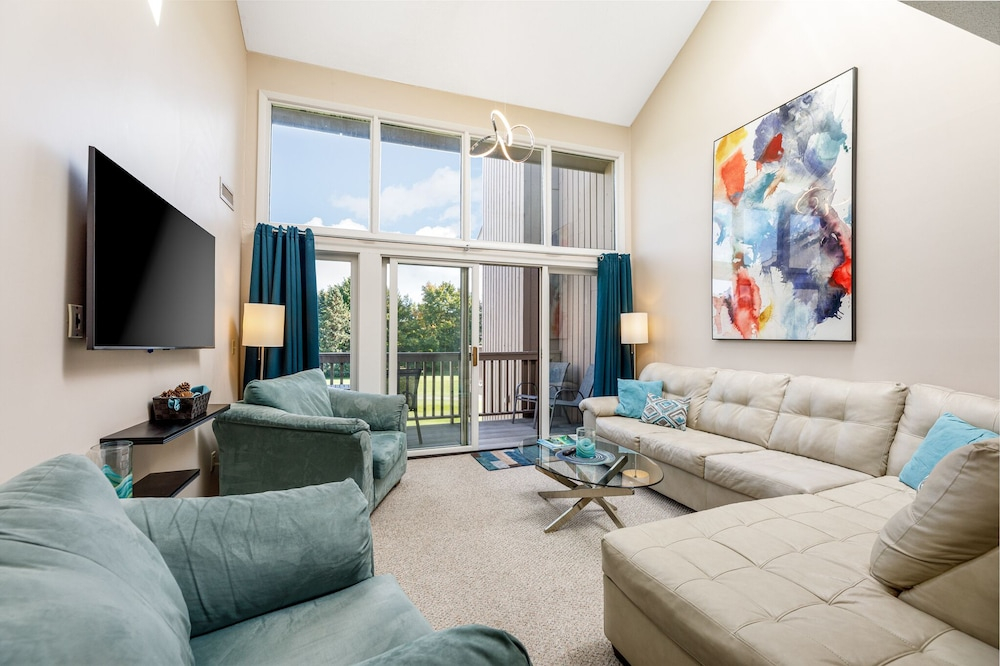 2BDR Loft Suite Golf Course Condo 5549