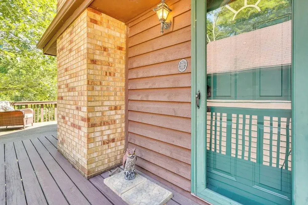 Cabin w/ Deck ~ 3 Mi to Apple Valley Lake!