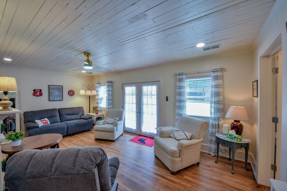 1 Mile to UA Campus: Walkable Midtown Getaway