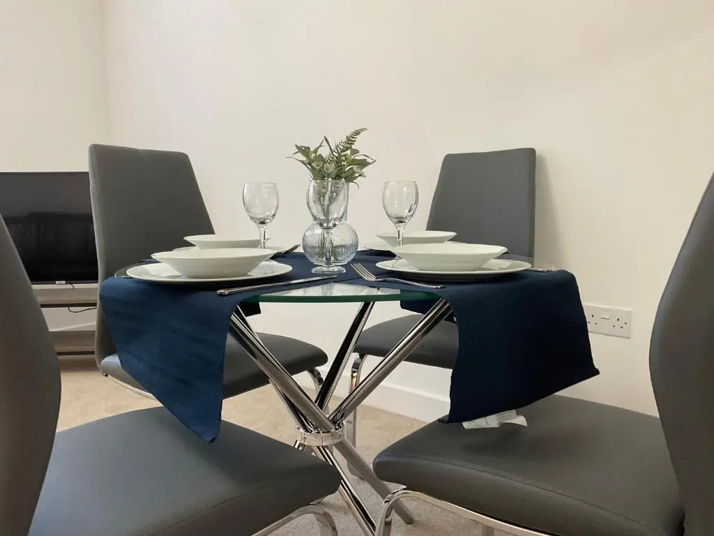 Modern 2 Bed Apt in Egham High Street, with private parking and Wifi