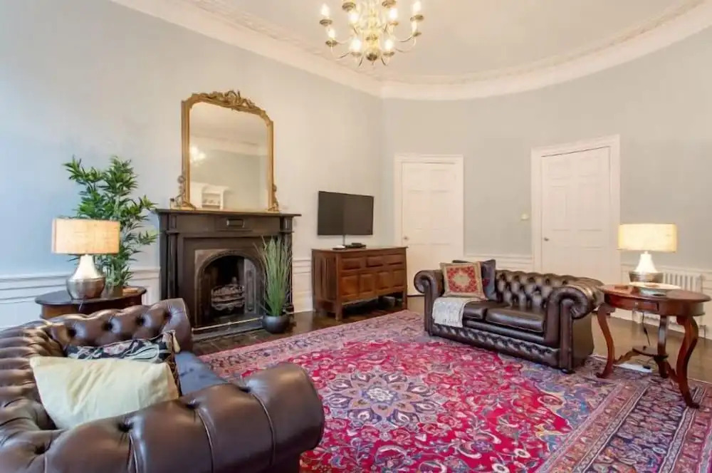 JOIVY Converted Flat in Historic Building in Desirable New Town
